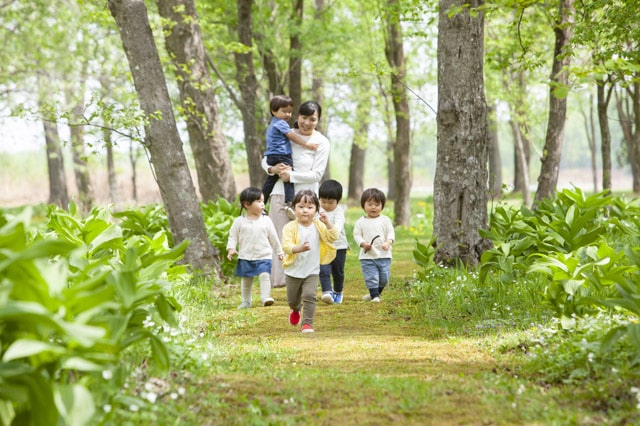 子供たちを外遊びに連れていく際、用意しておくべき持ち物